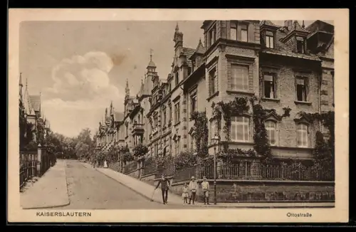 AK Kaiserslautern, Ottostrasse mit Leuten vorne auf der Ecke
