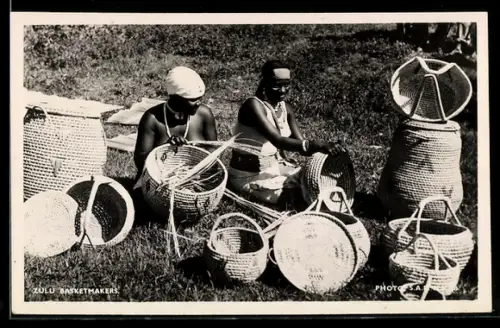 AK Handwerk, Korbflechter sitzen auf der Wiese