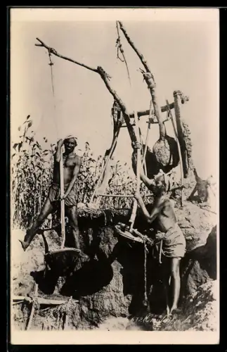 AK Männer bei der Arbeit neben einem Feld