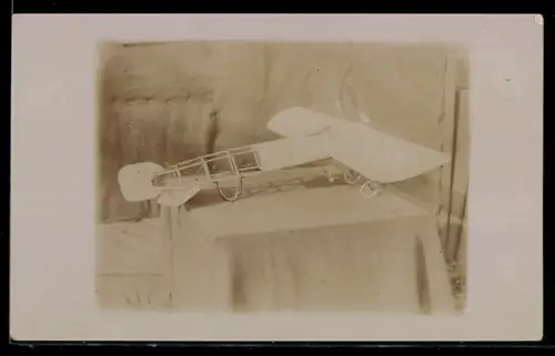 Foto-AK Modell-Segelflugzeug auf einem Tisch