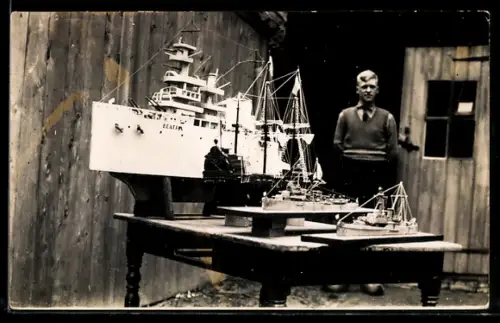 Foto-AK Stolzer Erbauer mit Dampfschiff und Segelschiffen, Modellbau