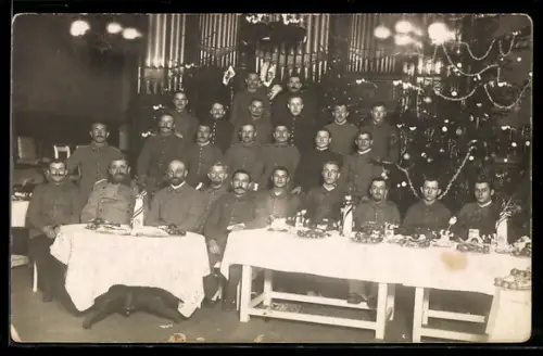 Foto-AK Soldaten-Weihnachtsfeier mit Christbaum, Tafel, Orgel