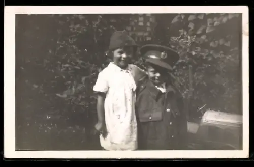 Foto-AK Kinder in Soldatenuniformen, Kinder Kriegspropaganda