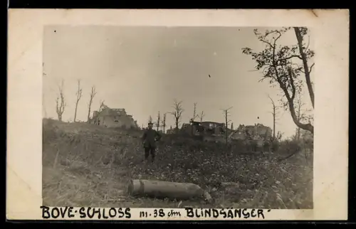 AK Bove-Schloss, Blindgänger auf einem Feld vor einem zerschossenen Ort