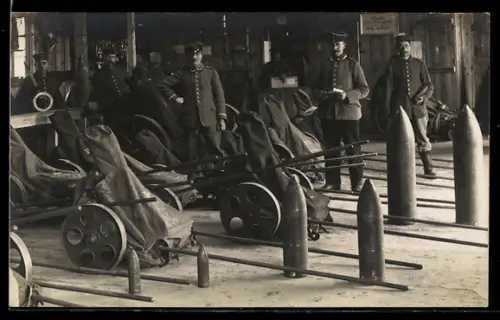 AK Soldaten bei Artilleriemunition verschiedener Kaliber
