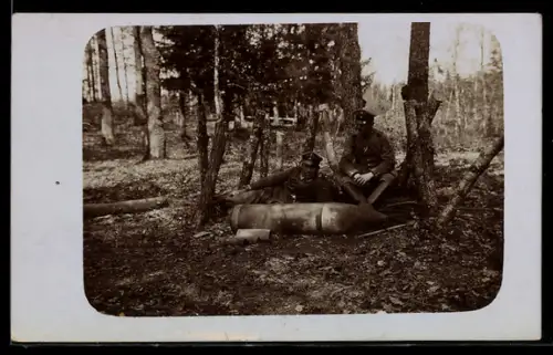Foto-AK Soldaten neben einem Blindgänger-Artilleriegeschoss