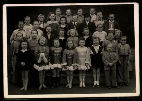 Foto-AK Gruppe von Liliputanern in Kostümen