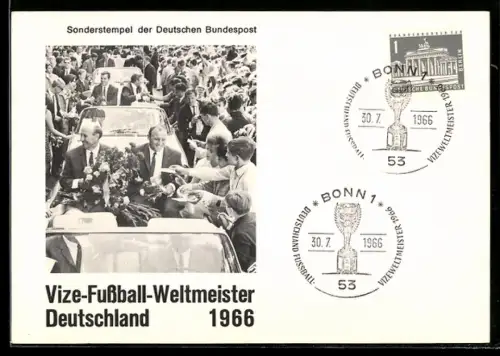 AK Vize-Fussball-Weltmeister Deutschland 1966, mit umstehenden Fans