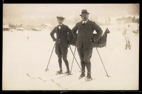 Foto-AK Skiläufer vor einer Holzhütte