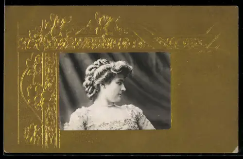 Präge-AK Mädchen mit Flechtfrisur, Ornament-Rahmen mit Blumen, Jugendstil