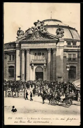 AK Paris, La Bourse du Commerce avec foule devant l`entrée principale