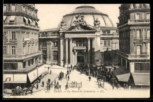 AK Paris, La Bourse du Commerce avec foule animée sur la place