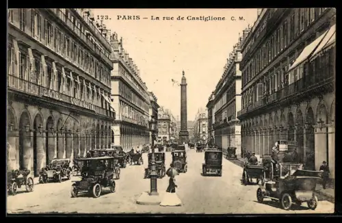 AK Paris, La rue de Castiglione avec circulation automobile et vue sur la colonne Vendôme