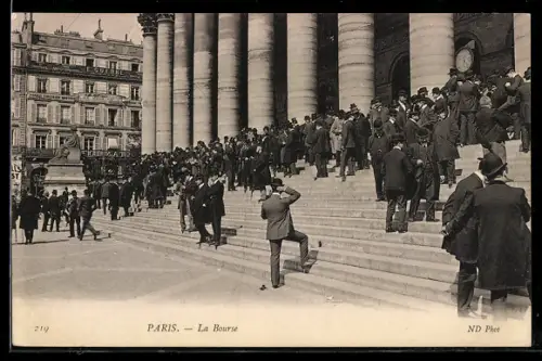 AK Paris, La Bourse avec foule sur les marches