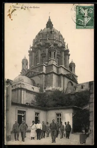 AK Paris, Dôme du Val-de-Grâce avec des soldats devant l`hôpital