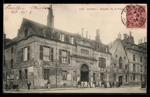 AK Paris, Hôpital de la Pitié, facade principale avec groupe de personnes devant l`entrée