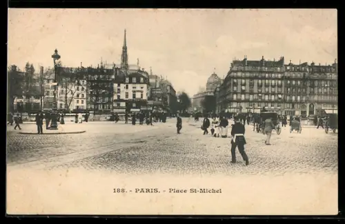 AK Paris, Place St-Michel avec passants et calèches