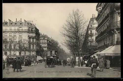 AK Paris, Boulevard Saint-Michel avec passants et calèche