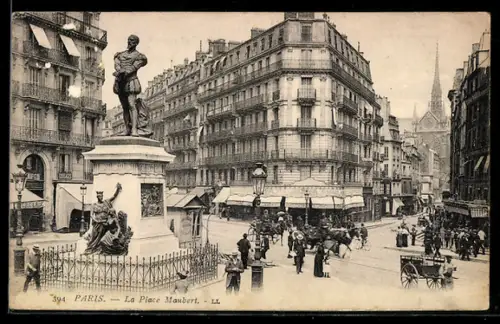 AK Paris, La Place Maubert avec statue et animation urbaine