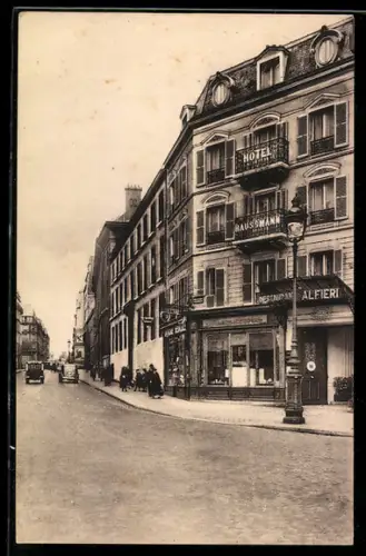 AK Paris, Hôtel Haussmann et rue animée avec voitures et passants