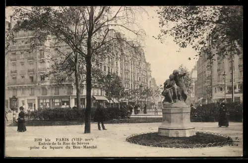 AK Paris, Entrée de la Rue de Sèvres prise du Square du Bon Marché