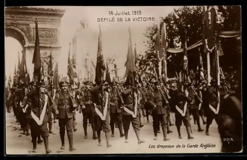 AK Paris, Défilé de la Victoire 1919 avec la Garde Anglaise et l`Arc de Triomphe