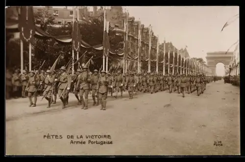 AK Paris, Fêtes de la Victoire, Armée Portugaise défilant près de l`Arc de Triomphe