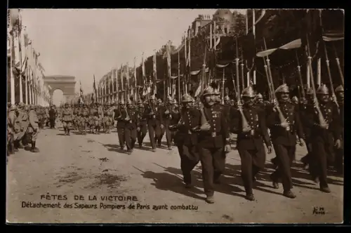 AK Paris, Détachement des Sapeurs Pompiers de Paris aux Fêtes de la Victoire