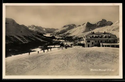 AK Muottas-Muraigl, Ortspartie mit Skifahrern