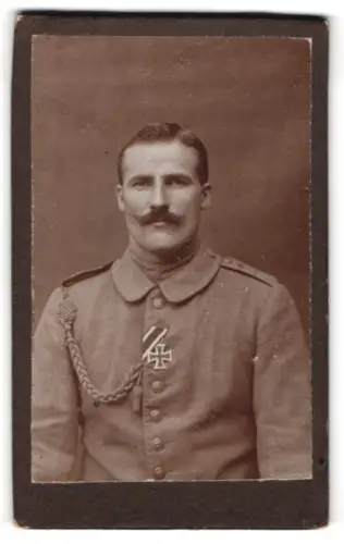 Fotografie unbekannter Fotograf und Ort, Gefreiter in Feldgrau Uniform mit EK II 1914 und Schützenschnur 1. Stufe