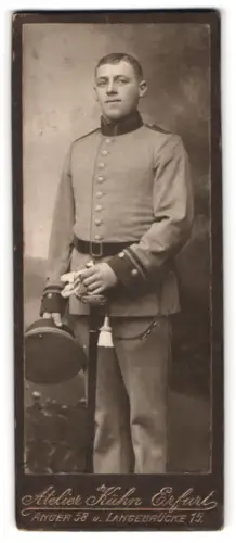 Fotografie Aterlier Fritz Kühn, Erfurt, Anger 58, Kürassier in Uniform mit Schirmmütze und Säbel