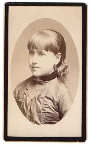 Fotografie unbekannter Fotograf und Ort, Porträt eines jungen Mädchens