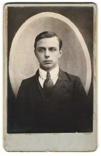 Fotografie unbekannter Fotograf und Ort, Junger Mann mit ernstem Blick