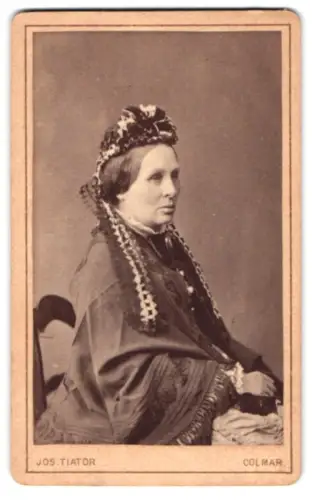 Fotografie Joseph Tiator, Colmar, Porträt einer sitzenden Dame