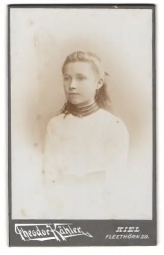 Fotografie Theodor Fähler, Kiel, Fleethörn 29, Porträt eines jungen Mädchens