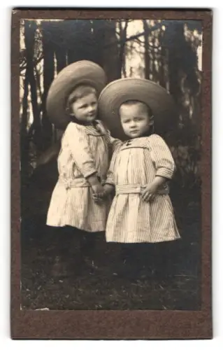 Fotografie unbekannter Fotograf und Ort, Zwei Kinder mit Strohhüten