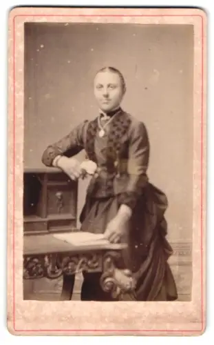 Fotografie unbekannter Fotograf und Ort, Porträt einer elegant gekleideten Dame