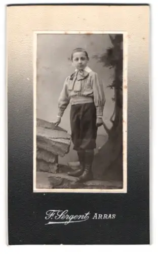Fotografie F. Sergent, Arras, Junge im Anzug mit Krawatte