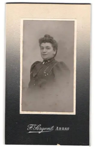 Fotografie F. Sergent, Arras, Porträt einer elegant gekleideten Dame