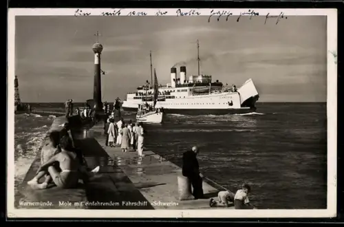 AK Fährschiff Schwerin fährt in den Hafen von Warnemünde ein