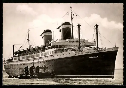 AK Schnelldampfer Amerika wird von Schleppern bugsiert, Passagierschiff