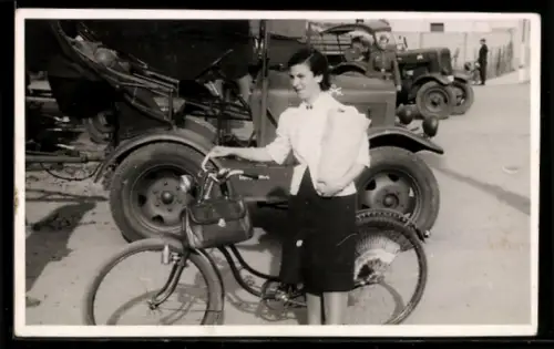 Foto-AK Junge Frau mit Fahrrad vor Jeep und Militär-Lastkraftwagen