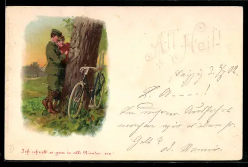 AK Paar mit Fahrrad schnitzt Herz in Baumrinde