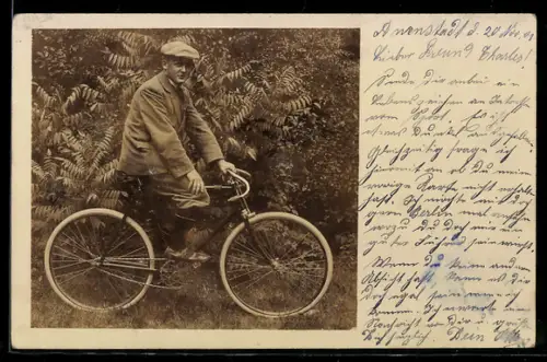 AK Junger Mann mit Fahrrad in einem Garten