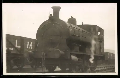 Foto-AK Britische Dampflokomotive mit Lokführer im Fahrstand