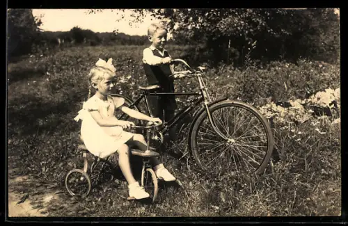 Foto-AK Junge mit Fahrrad, Mädchen auf Dreirad