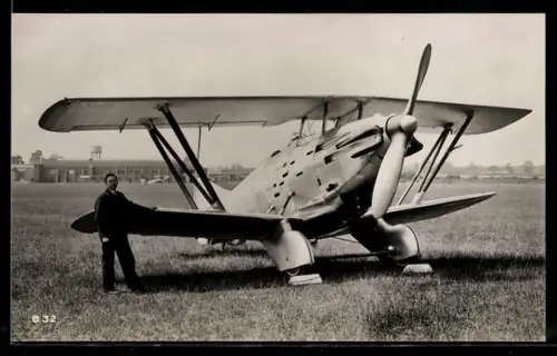 AK Doppeldecker-Flugzeug Bristol 123 auf Flugfeld vor Flughafengebäude