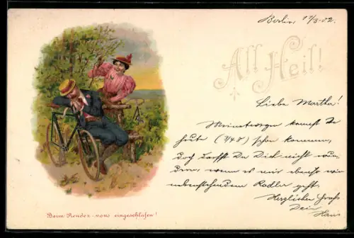 AK Mann im blauem Anzug mit Fahrrad schläft auf einer Bank, Frau weckt ihn