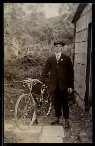 AK Junger Mann mit seinem Fahrrad vor einem Schuppen