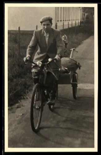 Foto-AK Mann auf Fahrrad mit Fahrrad-Anhänger